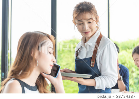 女性　カフェ　店員 58754337