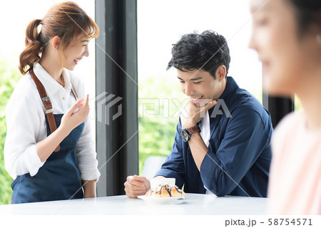 ライフスタイル　カフェ　接客 58754571