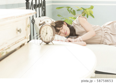 睡眠　仮眠　二度寝　熟睡　寝る 58758653