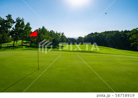 ゴルフ場 ピンフラッグ パッティンググリーン ゴルフ場 ピンフラッグ パッティンググリーン 58758919