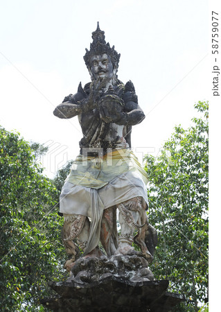 ティルタ・ウンプル寺院の石像 58759077