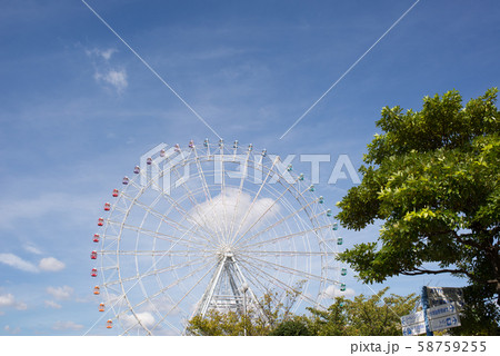 青空の中の観覧車 58759255