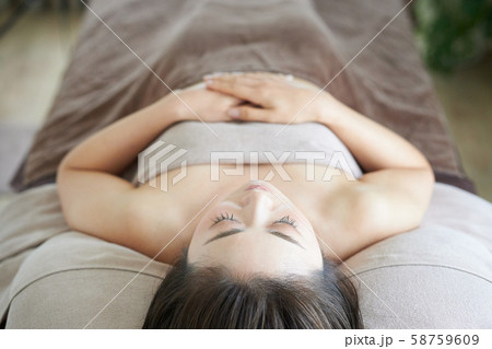 エステサロンで施術を受ける女性のイメージ エステサロンで施術を受ける女性のイメージ 58759609