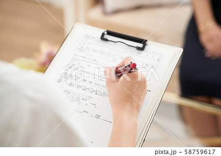 ヒアリングをする女性 58759617