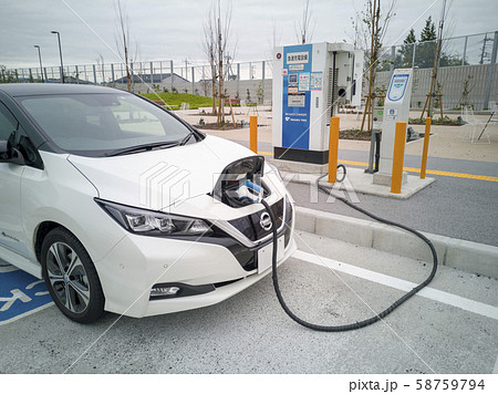 充電中の電気自動車エコカー減税対象車先進技術のモーターでパワフルな加速 充電中の電気自動車エコカー減税対象車先進技術のモーターでパワフルな加速 58759794