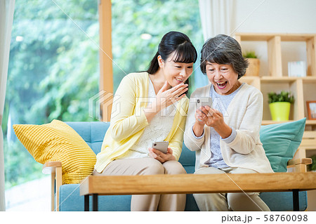 親子 母子 シニア女性 ミドル女性 2人の写真素材 [58760098] - PIXTA