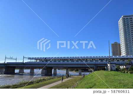 2019年台風19号通過後の二子玉川の二子橋梁と濁流 58760631