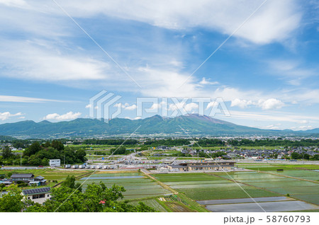 浅間山と佐久市の田園風景 58760793