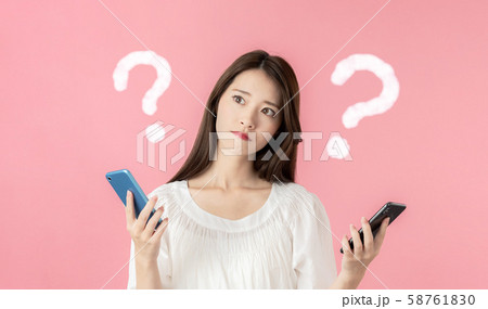 スマホを比べる女性 スマホを比べる女性 58761830