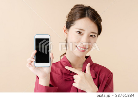 スマホを見せる女性 スマホを見せる女性 58761834