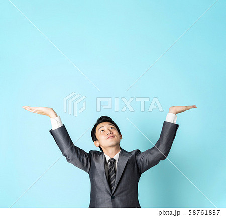 持ち上げる男性 58761837