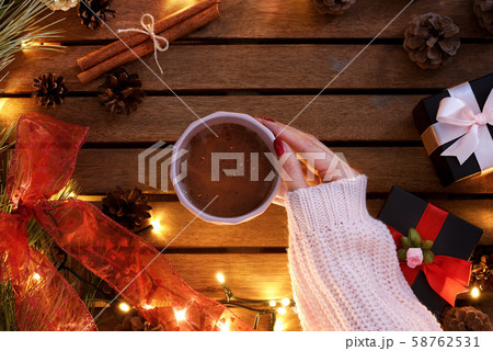 ピンクのセーターを着た女性の手とホットココア　クリスマスシーズンイメージ 58762531