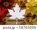 秋を感じさせる楓の葉　メッセージカード　コピースペース　秋の販促、季節イベント。 58763099