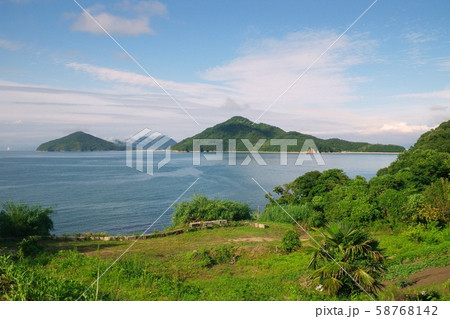 荘内半島から瀬戸内海に浮かぶ粟島 58768142