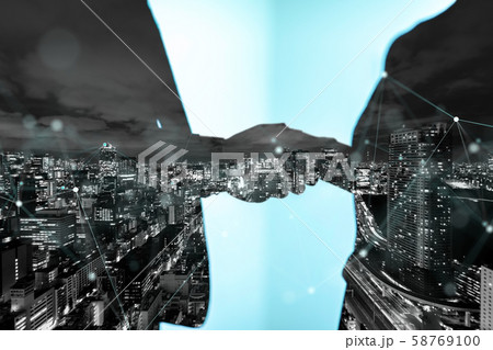 夜景に写る成功したビジネスマン 58769100