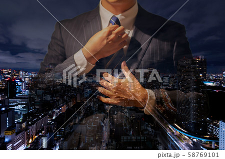 夜景に写る成功したビジネスマン 58769101