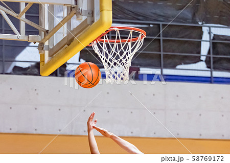 バスケットボールの試合をする学生 58769172