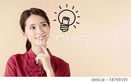 ひらめく女性 58769193