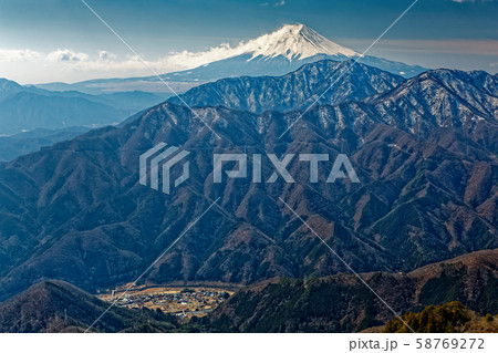 大菩薩連嶺 滝子山から富士山と初狩の町並みの写真素材