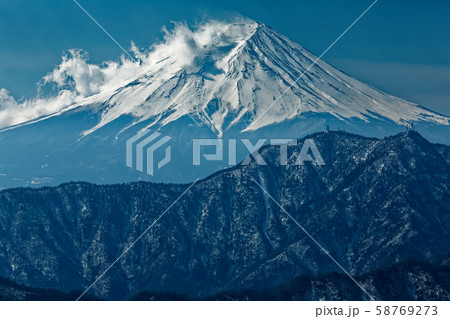 大菩薩連嶺・滝子山から雲湧く富士山 大菩薩連嶺・滝子山から雲湧く富士山 58769273