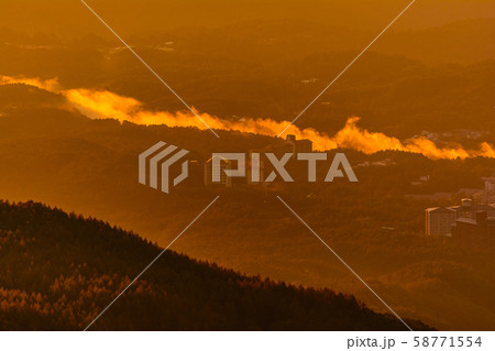 朝日に照らされる草津温泉街・日本国道標高最高地点から 朝日に照らされる草津温泉街・日本国道標高最高地点から 58771554