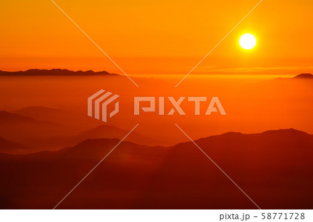 渋峠・日本国道標高最高地点からの朝日 渋峠・日本国道標高最高地点からの朝日 58771728