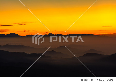 渋峠・日本国道標高最高地点からの朝日 渋峠・日本国道標高最高地点からの朝日 58771789