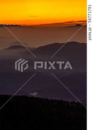 渋峠・日本国道標高最高地点からの朝日 渋峠・日本国道標高最高地点からの朝日 58771791