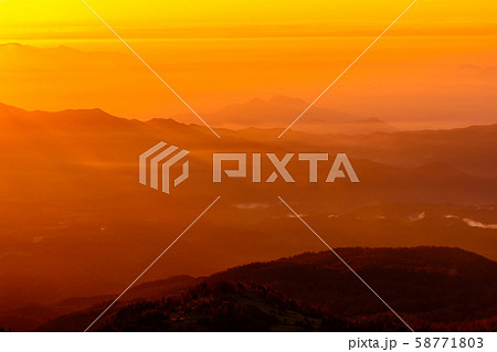 渋峠 日本国道標高最高地点からの朝日の写真素材