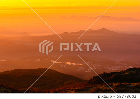 渋峠・日本国道標高最高地点からの朝日 渋峠・日本国道標高最高地点からの朝日 58773602
