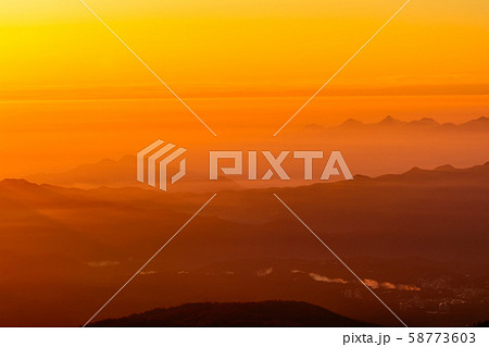 渋峠・日本国道標高最高地点からの朝日 58773603