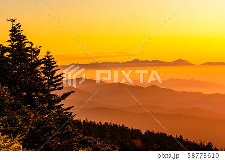 渋峠・日本国道標高最高地点からの朝日 58773610