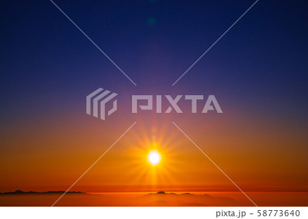 渋峠・日本国道標高最高地点からの朝日 渋峠・日本国道標高最高地点からの朝日 58773640
