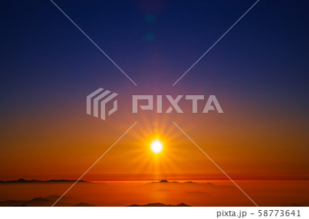 渋峠・日本国道標高最高地点からの朝日 58773641