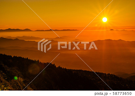 渋峠・日本国道標高最高地点からの朝日 渋峠・日本国道標高最高地点からの朝日 58773650