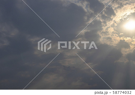 夕日と雲 58774032