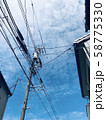 電柱と青空 58775330