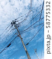 電柱と青空 58775332