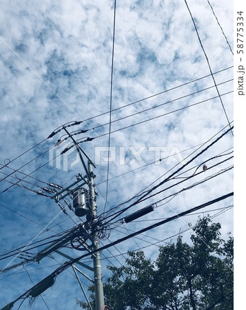 電柱と青空 58775334