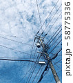 電柱と青空 58775336