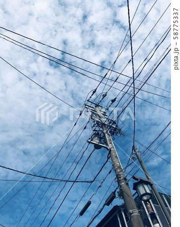 電柱と青空 58775337