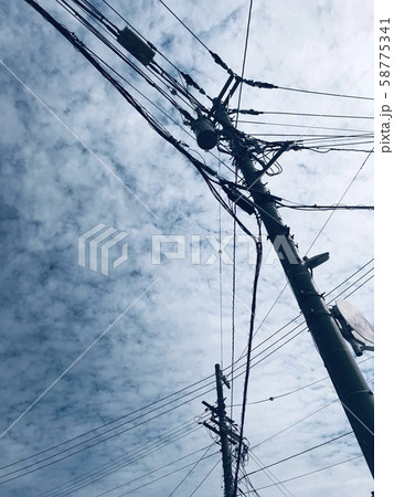電柱と青空 58775341