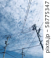 電柱と青空 58775347