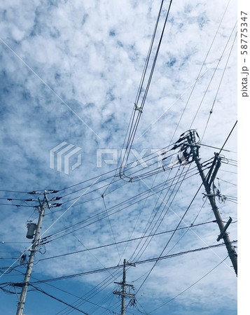 電柱と青空 58775347