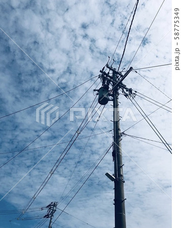 電柱と青空 58775349