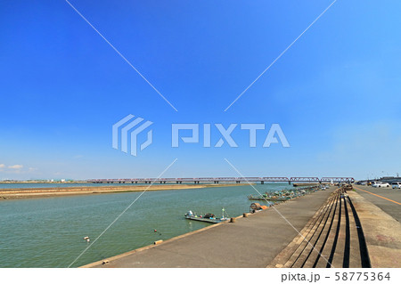 漁船と揖斐長良大橋【三重県桑名市】 58775364