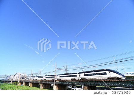 荒川橋梁を渡る京成スカイライナー 58775939