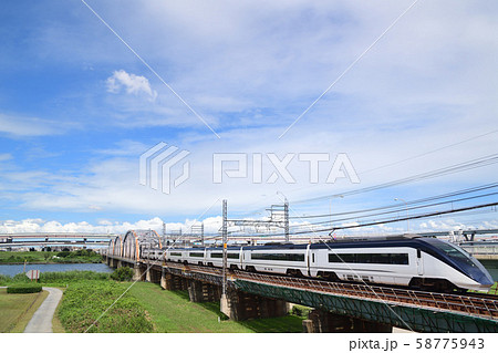 荒川橋梁を渡る京成スカイライナー 58775943