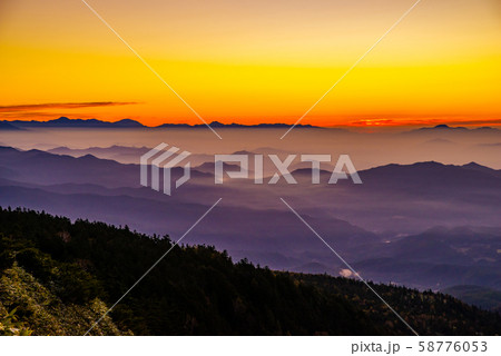 渋峠・日本国道標高最高地点からの朝日 渋峠・日本国道標高最高地点からの朝日 58776053