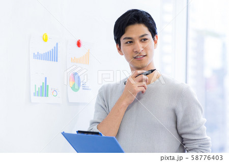 働く若い男性 働く若い男性 58776403